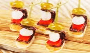 Канапе с суджуком, маринованным луком, перцем и оливками