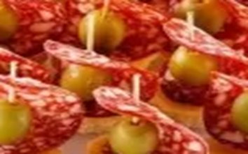 Канапе мясное ассорти (салями, ветчина), маслина