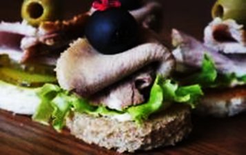Канапе с варёным говяжим языком и соусом из хрена