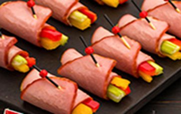 Канапе с говядиной в/к, овощами и соусом дор блю