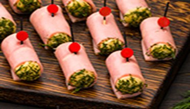 Мини-рулеты из ветчины с сыром гауда и чесноком