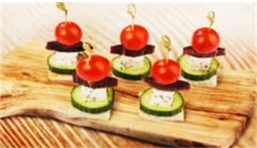 Канапе с бастурмой, сыром фета, огурцом и черри