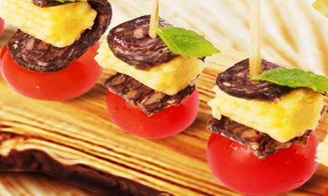 Канапе с суджуком, бэби кукурузой и черри