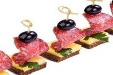 Канапе с колбасой салями и ананасом