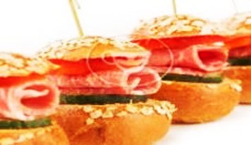 Сыровялённая ветчина со свежим огурцом и сладкой паприкой на булочке-бриошь