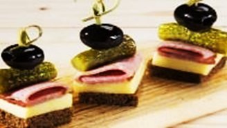 Канапе на бородинском хлебе с сыром Гауда, с сырокопчёной колбасой, корнишонами и маслинами