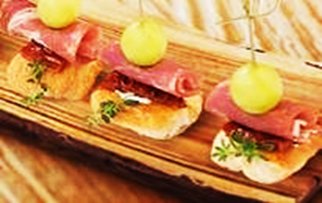 Прошутто с вялёными томатами на слоеном тесто