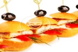 Копчёный угорь со сливочным кремом, сладкой паприкой и маслиной на булочке-бриошь