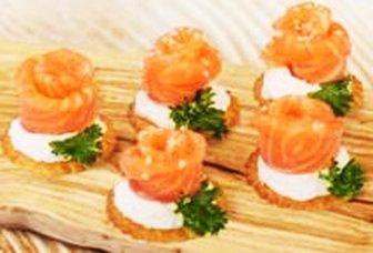 Малосольная семга с сыром филадельфия на крекере