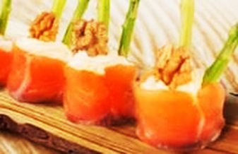 Малосольный лосось со сливочным сыром, молодой спаржей и грецким орехом