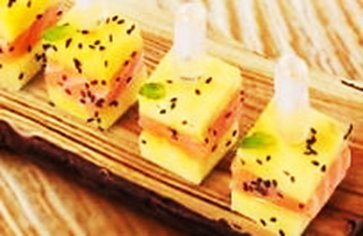 Канапе с малосольной семгой, ананасом и белым вином