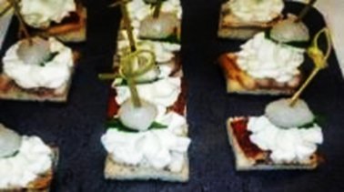 Канапе с копчёным угрем и маринованным луком на тостах со сливочным сыром