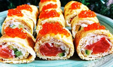 Рулетик из блина с солёным лососем, творожным сыром и икрой