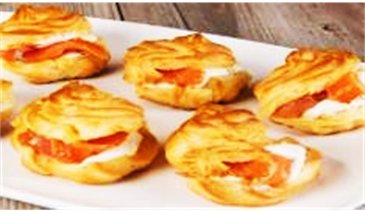 Профитроли с копчёным лососем и кремом из хрена