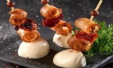 Канапе из куриного карпаччо с сыром моцарелла и вялёным томатом