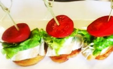 Канапе с утиным филе и томатами черри