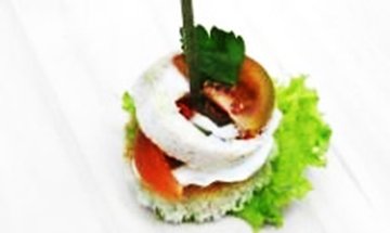 Куриный рулет с творожным сыром с зелёнью