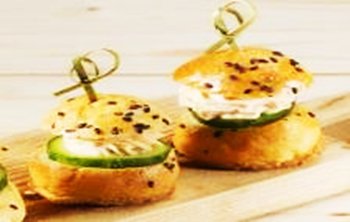 Булочка-бриошь со свежим огурцом и запечённой индейкой