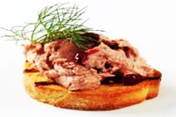 Чесночные тосты с куриным паштетом и вялёными томатами