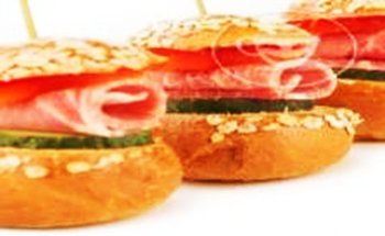 Булочка-бриошь с куриным филе х/к со сливочным кремом и маринованными шампиньонами