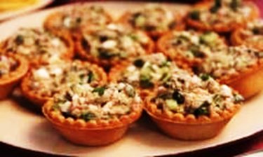 Тарталетки с салатом из тунца