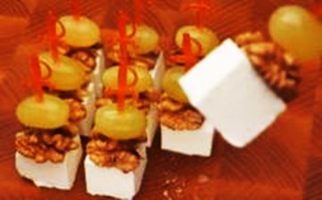 Канапе с сыром "Камамбер", виноградом и грецким орехом