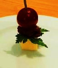 Канапе из гауды, винограда и вялёных томатов