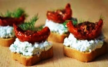 Канапе с творожным сыром, зелёнью и вялёным томатом