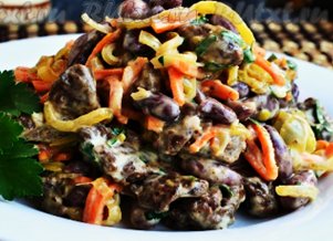 Салат из куриной печёни и красной фасоли