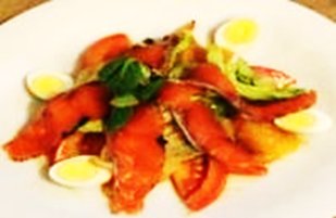 Салат Романо с маринованным лососем, перепелиным яйцом, апельсином под горчичной заправкой