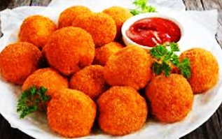 Сырные шарики во фритюре с соусом