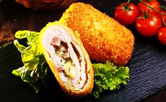 Кордон блю (куриный рулет с ветчиной и сыром в панировке) с кисло-сладким соусом