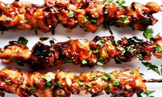 Шашлык куриного бедра с чесночным соусом