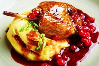 Утиная ножка конфи с клюквенным соусом