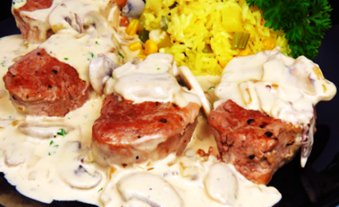 Медальоны из свинной вырезки с грибным соусом