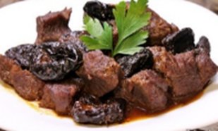 Тушёная говядина (толстый край) с чёрносливом