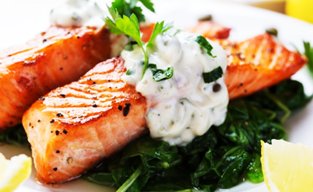 Лосось с томатами и перепелиным яйцом под сливочным соусом